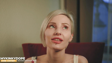 Hot blonde babe spreads her legs for her boss after getting promoted Thumb