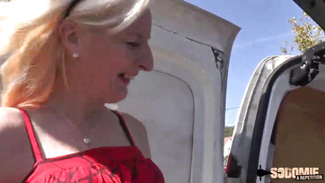 She sucked the huge chocolate cock while another guy was fucking her muff Thumb