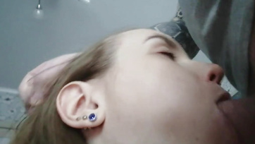 Amateur babe sucks her boyfriend's cock and licks his balls Thumb