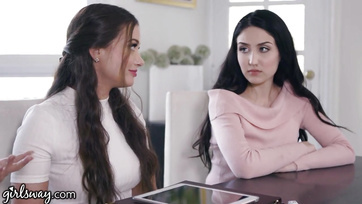 Before her wedding, the sex addict babes had a great threesome Thumb