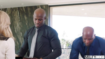 A csinos szőke főnökasszony kereset kiegészítésként felkínálta a nedves punciját az alkalmazottjainak Thumb