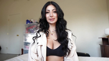 I didn't buy my sister's best friend's used bed, but I fucked her pussy on it Thumb